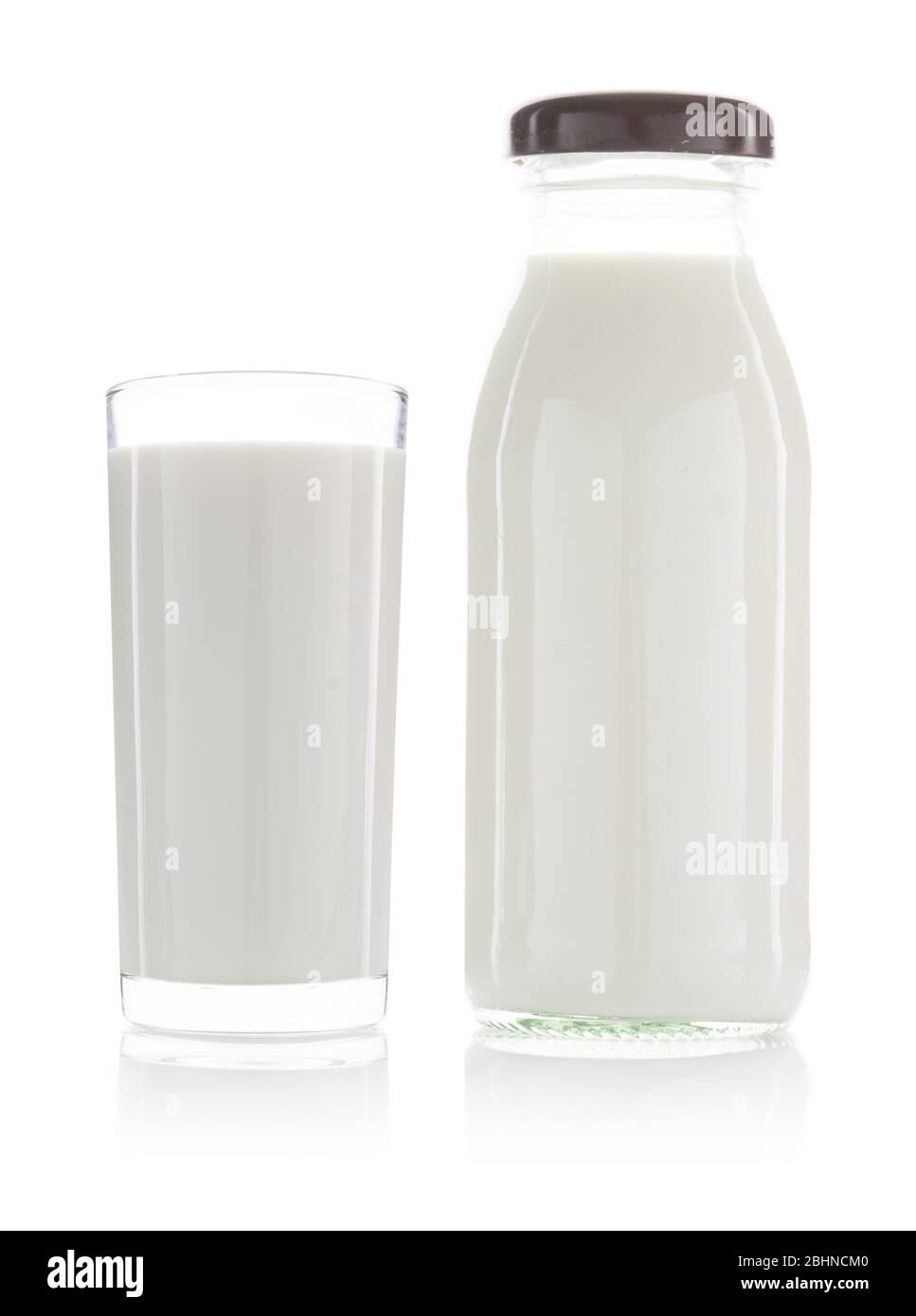 Une tasse de lait et une bouteille de lait isolé sur fond blanc Banque D'Images