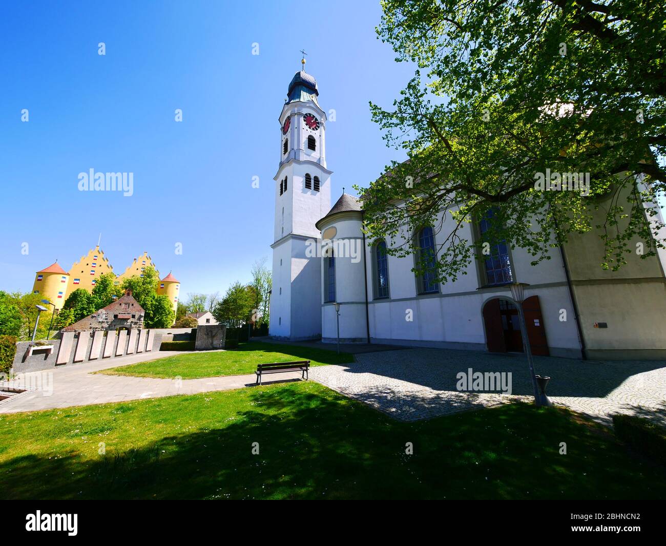 Erbach (Danube), Allemagne : l'église Saint-Martinus avec le château en arrière-plan Banque D'Images