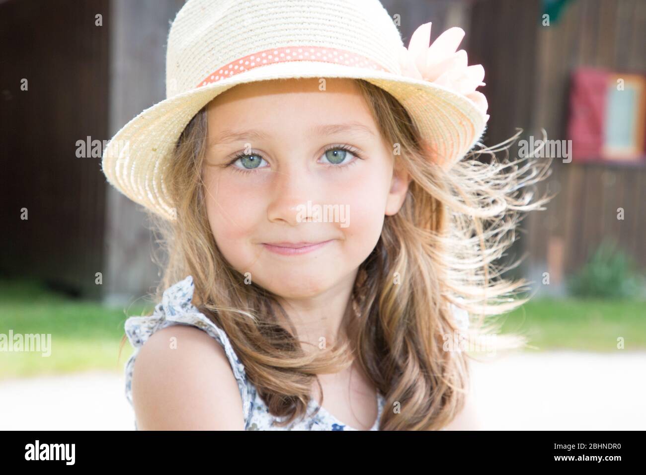 Portrait de beauté jolie fille d'enfant avec yeux bleu foncé dans le parc ensoleillé Banque D'Images