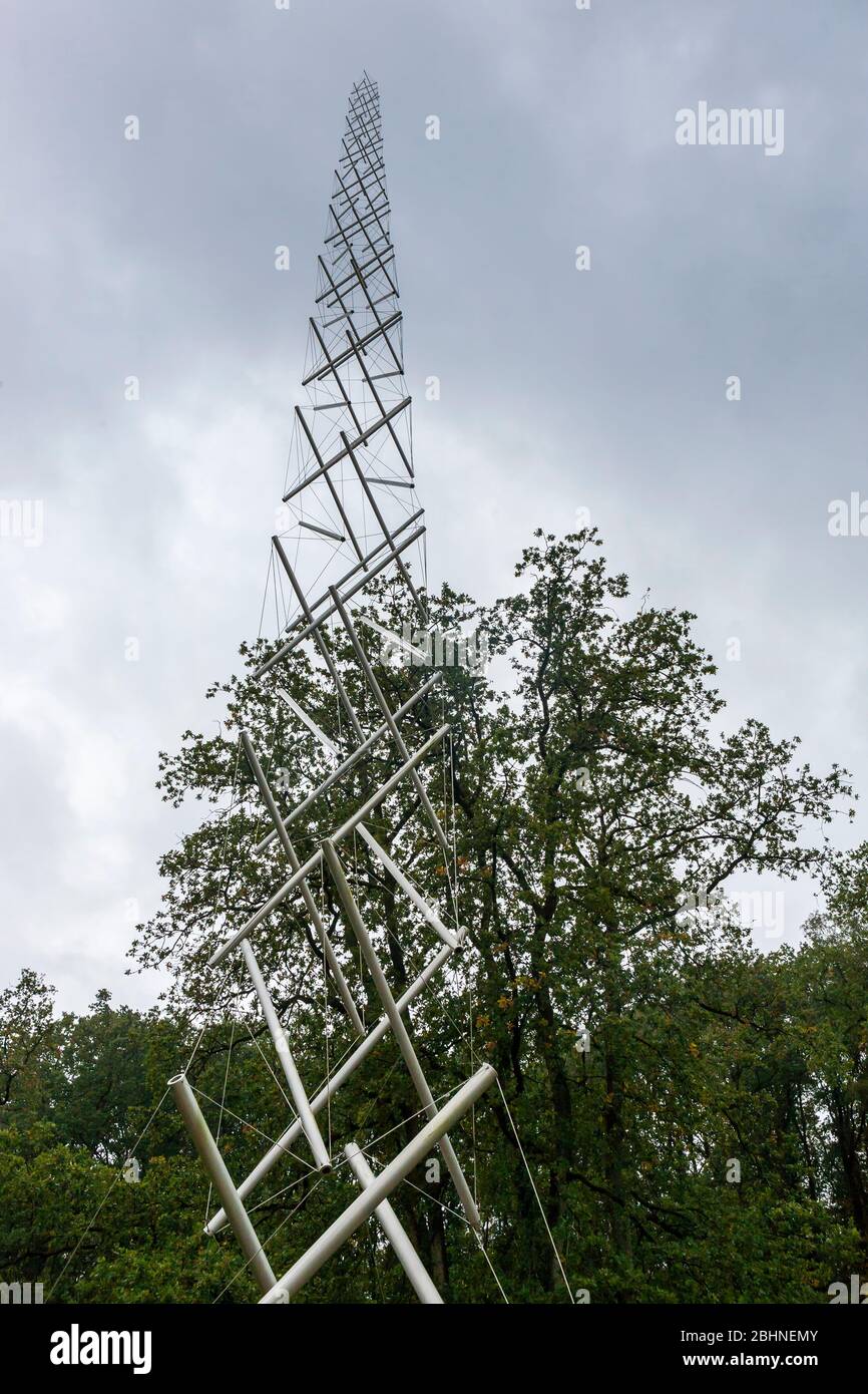 'Needle Tower', 1968, par Kenneth Snelson, jardin de sculptures Kröller-Müller, Parc national de Hoge Veluwe, Gueldre, Pays-Bas Banque D'Images