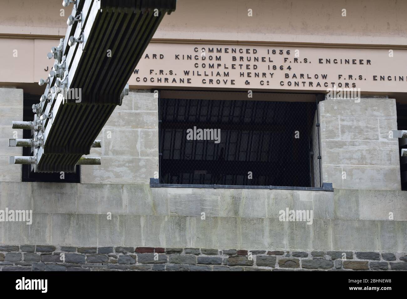 L'écriture sur le dessus d'une des tours sur le pont suspendu Clifton à Bristol, Angleterre, Royaume-Uni Banque D'Images