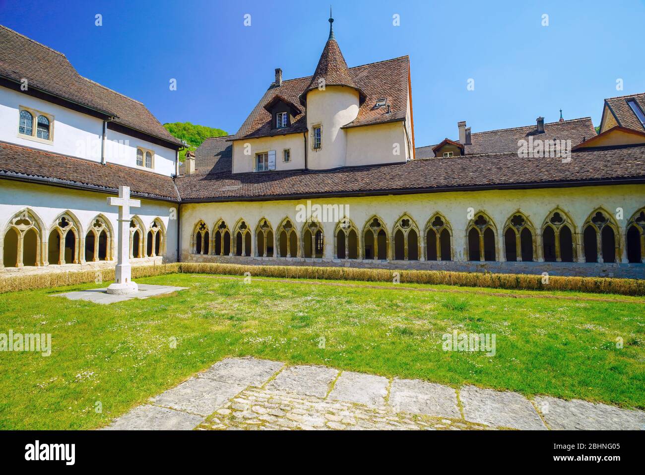 La collégiale INSDE Saint Ursanne et son cloître dans la charmante ville médiévale de Saint Ursanne, canton Jura, Suisse. Banque D'Images
