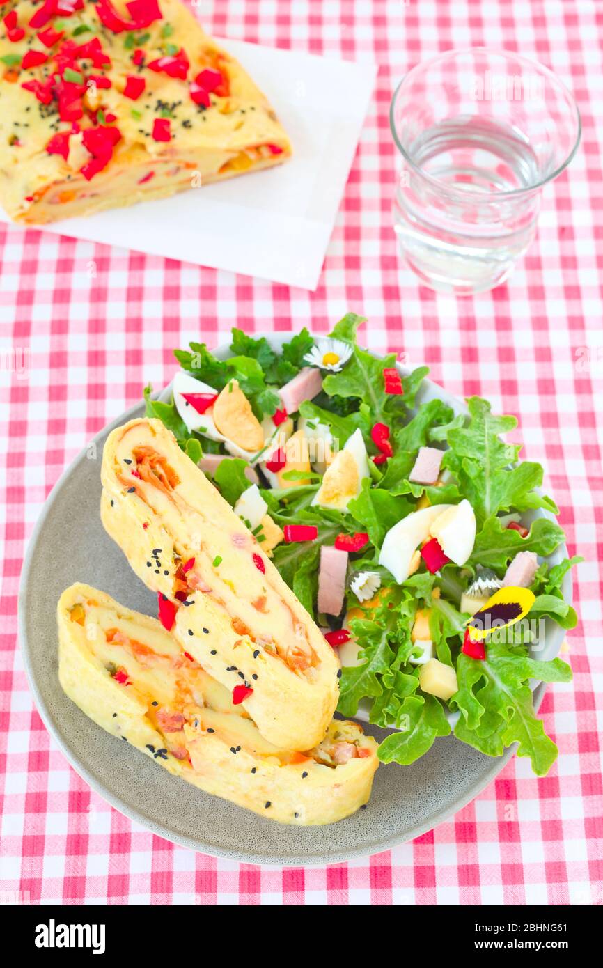 Rouleau de pommes de terre avec garniture de jambon de légumes Banque D'Images