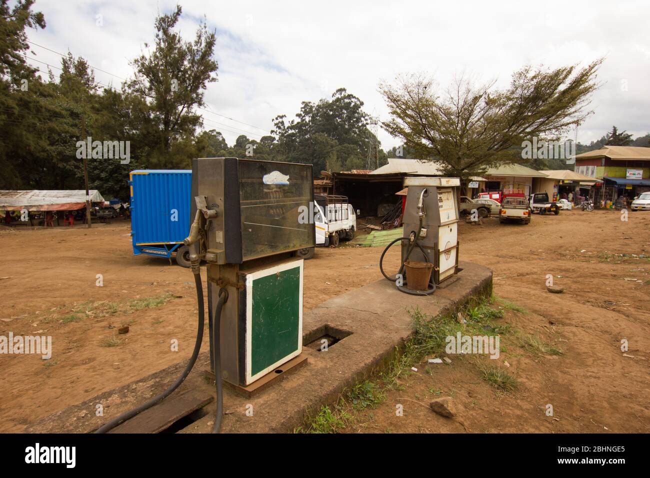 Station-service dans un village en Afrique Banque D'Images