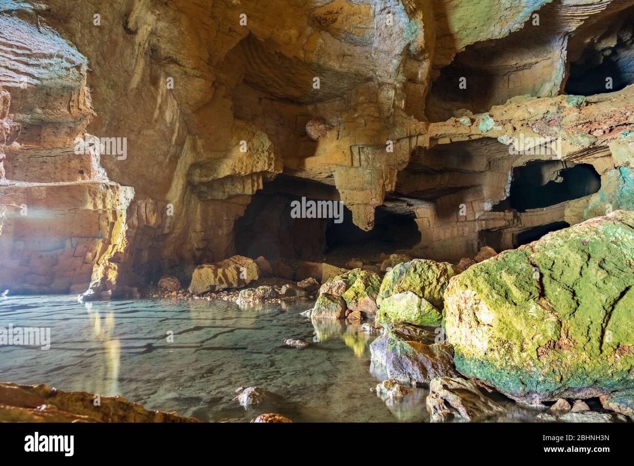 Immense grotte avec plusieurs trous près de l'océan Banque D'Images