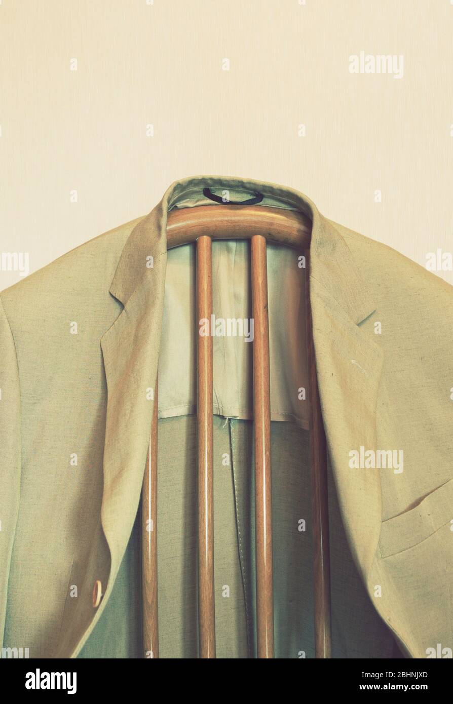 une veste de style vintage pour homme suspendue sur chaise Banque D'Images