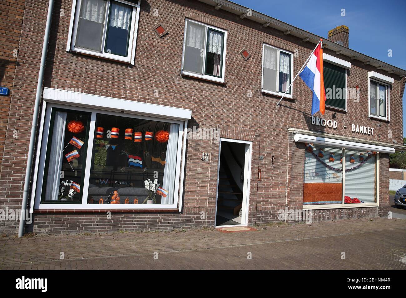 SCHOONDIJKE, 27-04-2020 , Néerlandais, Koningsdag 2020 lege straten versierde ramen. Banque D'Images