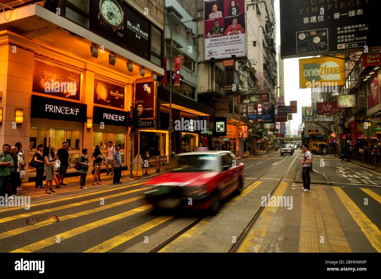 Juin, 7 / 2013 - Hong Kong: Vie animée de la ville avec taxi rouge et les personnes accessoires dans le quartier de Mongkok. Banque D'Images