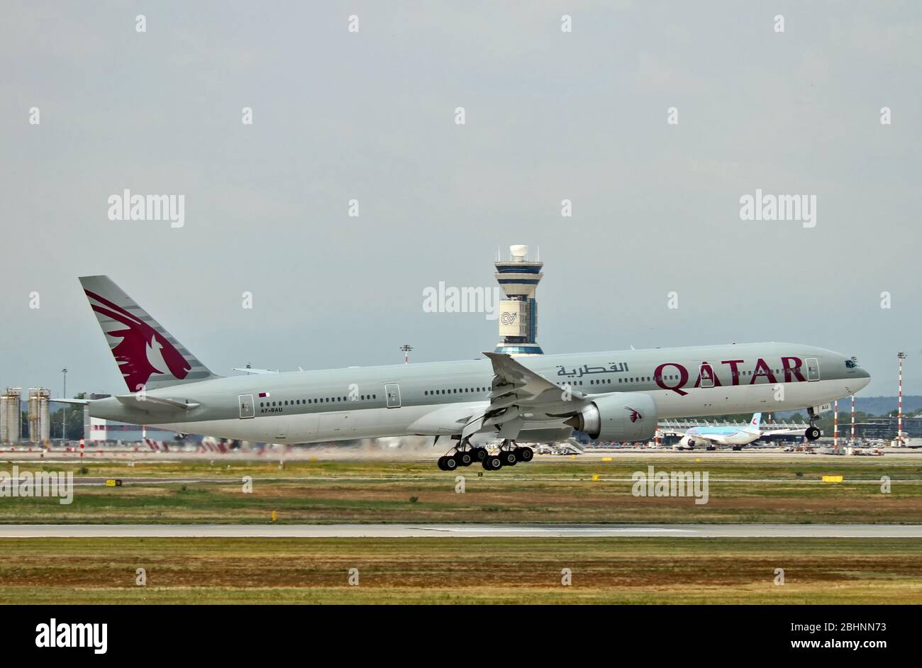 L'A7-BAU Qatar Airways Boeing 777-3 DZ(ER) à Malpensa (MXP / LIMC), Milan, Italie Banque D'Images