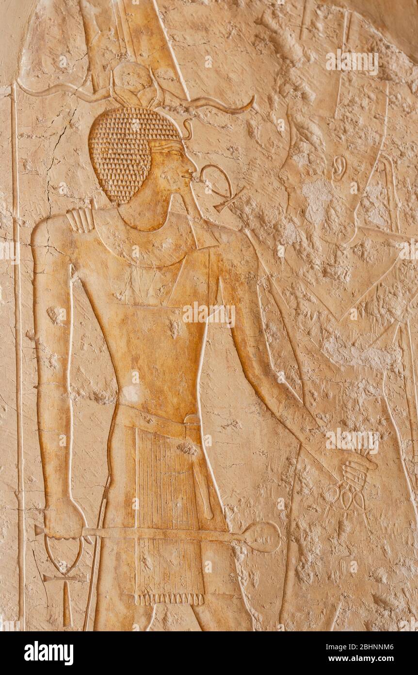 Sculptures hiéroglypiques sur le mur à l'ancien temple égyptien de Medinat Habu à Louxor Banque D'Images