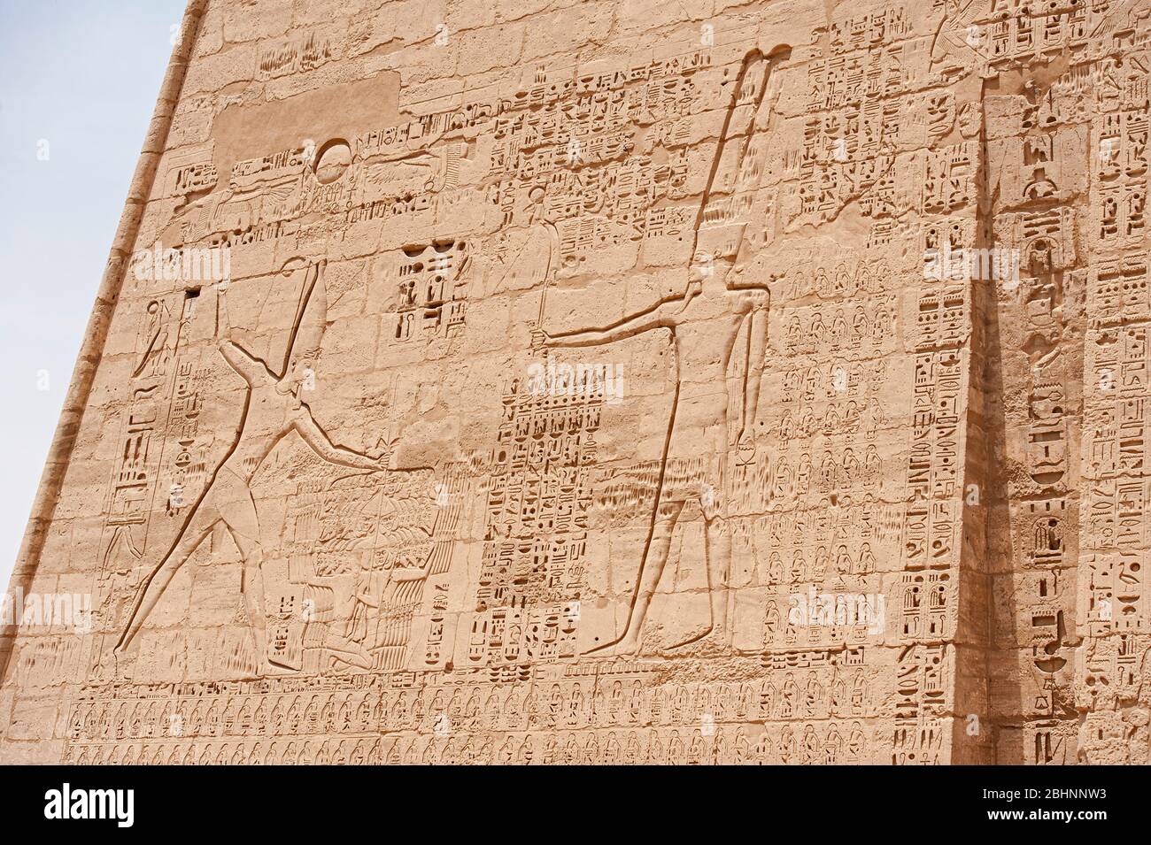Sculptures hiéroglypiques sur le mur à l'ancien temple égyptien de Medinat Habu à Louxor Banque D'Images