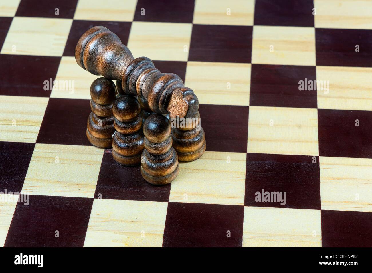 Les pions du tableau mettent le roi en sécurité Banque D'Images Les pions du tableau mettent le roi en sécurité Banque D'Images