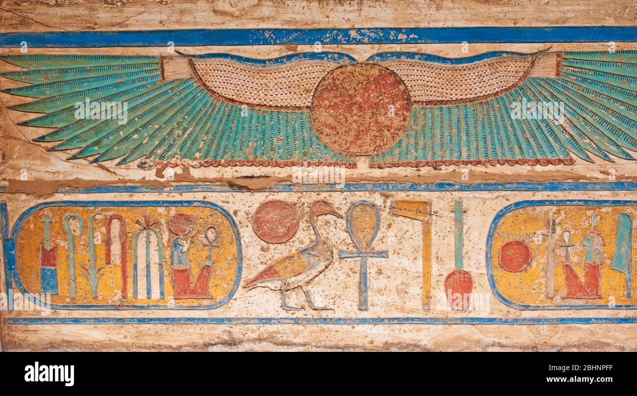 Peinture à sculpture hiéroglypique sur le mur à l'ancien temple égyptien de Medinat Habu à Louxor Banque D'Images