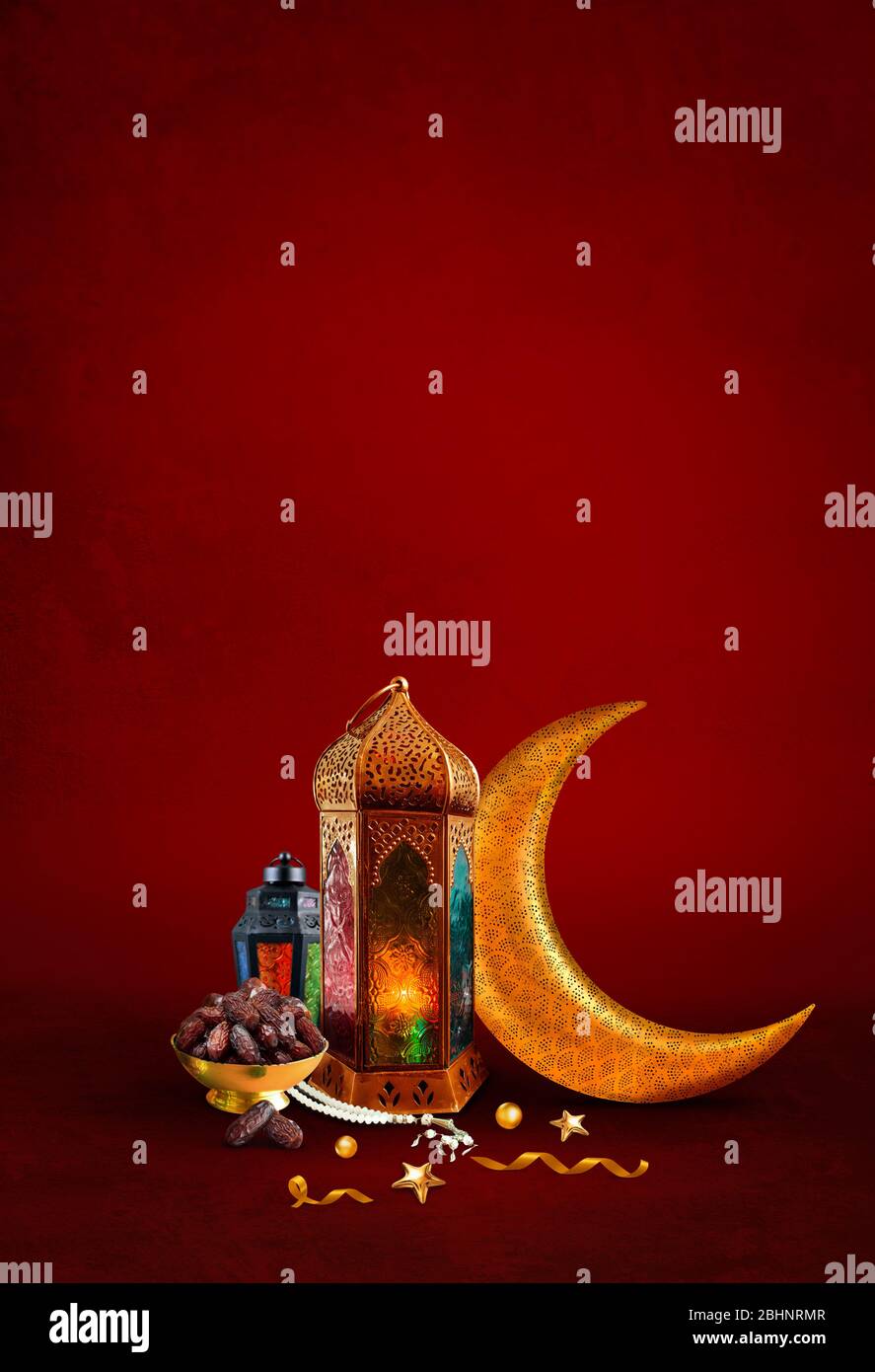 Ramadan et Eid concept crème lumière couleur nouveau fond avec dates et  lanterne traditionnelle arabe lumière Photo Stock - Alamy