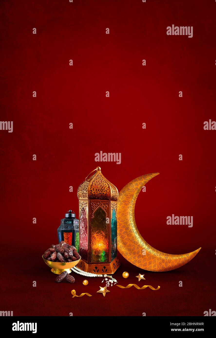 Ramadan et Eid concept crème lumière couleur nouveau fond avec dates et lanterne traditionnelle arabe lumière Banque D'Images