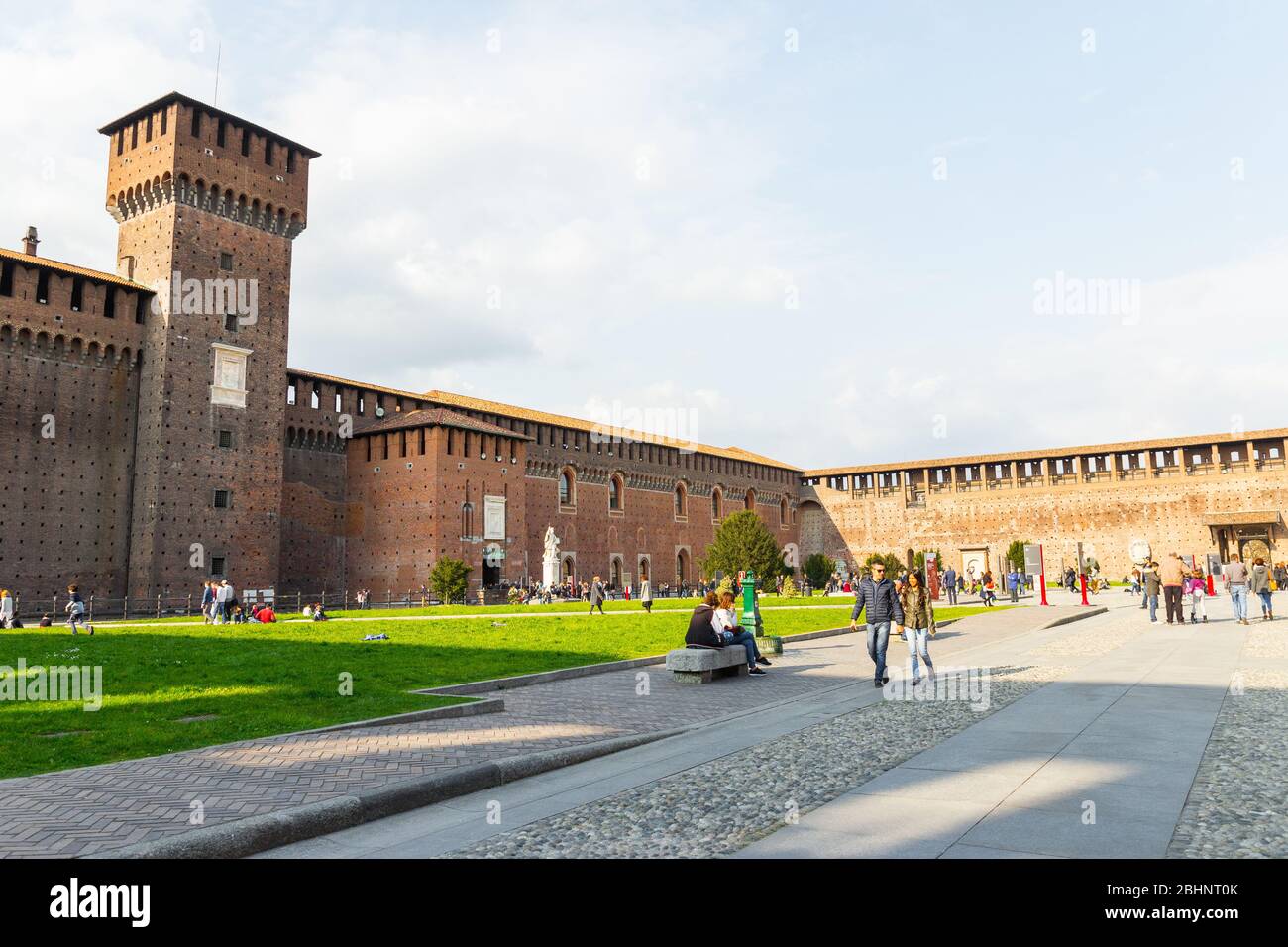 Château de Sforza, Milan, Italie. Juin 2019. Construit au XVe siècle par Francesco Sforza, duc de Milan. Maintenant c'est un musée visité par les touristes Banque D'Images