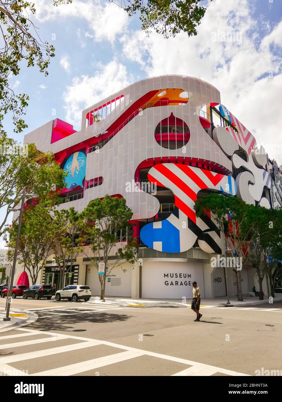 Museum garage, Miami, quartier du design, Floride, États-Unis. Juillet 2019. Le garage le plus unique au monde conçu par plusieurs architectes. Prise de vue verticale Banque D'Images Museum garage, Miami, quartier du design, Floride, États-Unis. Juillet 2019. Le garage le plus unique au monde conçu par plusieurs architectes. Prise de vue verticale Banque D'Images