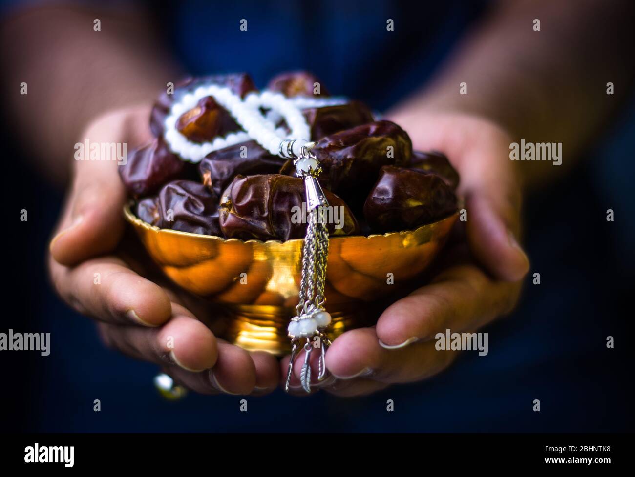 Mains avec dates et tasbeeh ramadan kareem concept, le jeûne et les fruits iftar fond Banque D'Images