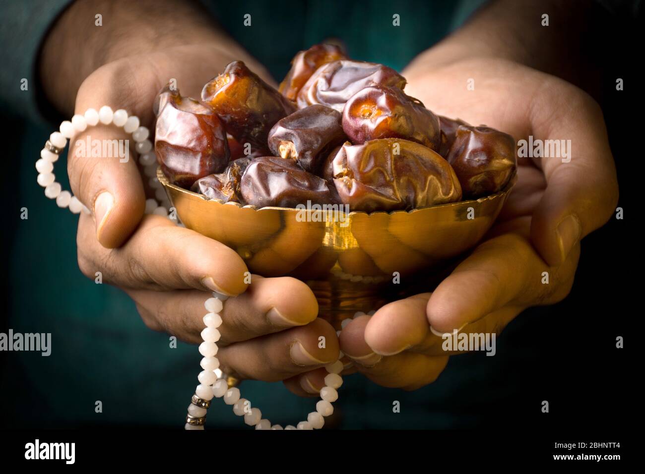 Iftar image main tenant dates fruits avec Tasbeeh, islamic Saint mois concept de festival contexte ramadan salutations Banque D'Images