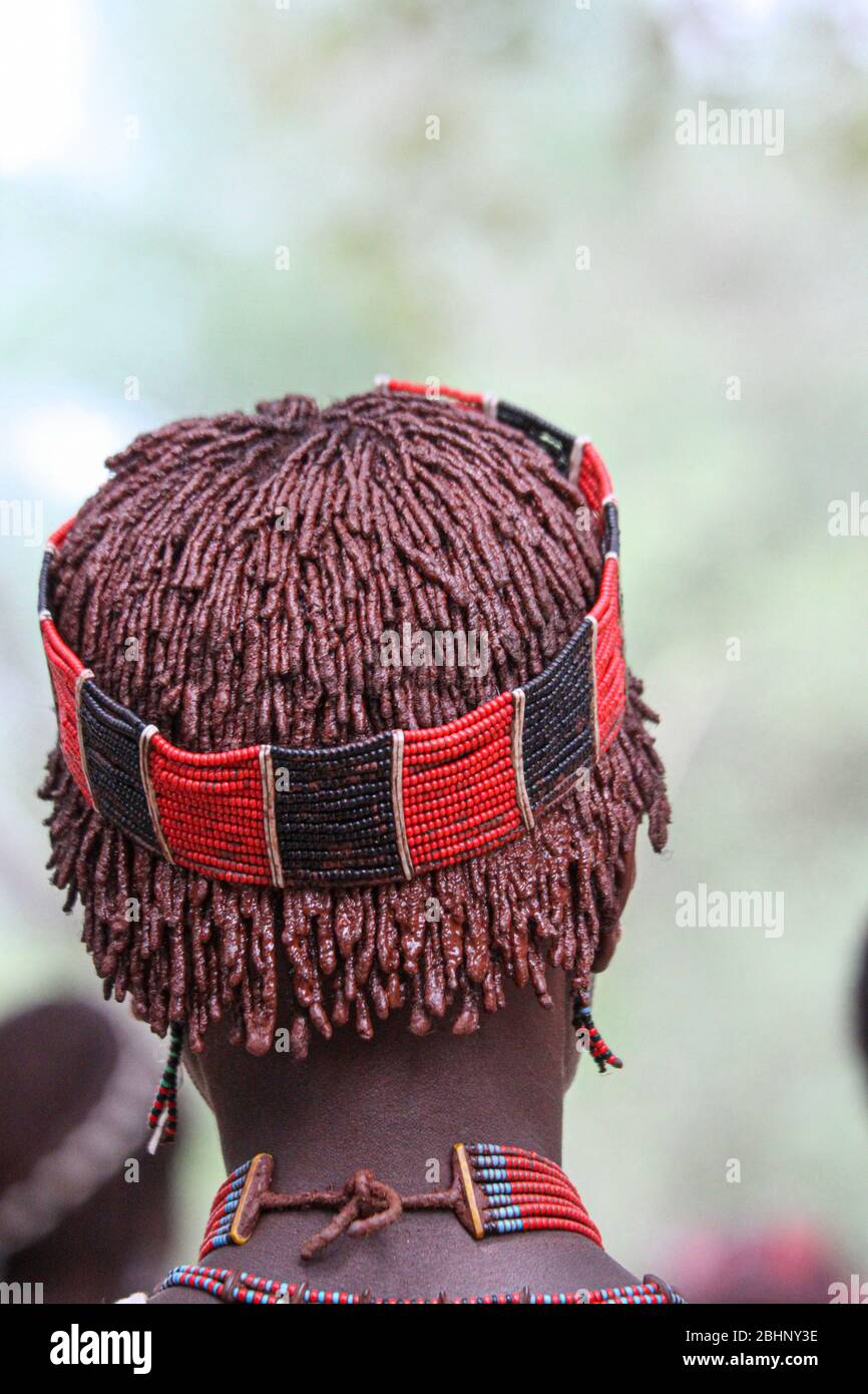 Gros plan de la tête et des cheveux d'une femme de Hamer Tribeswoman. Les cheveux sont recouverts de boue ocre et de graisse animale. Photographié dans la vallée de la rivière Omo, en Ethiopie Banque D'Images