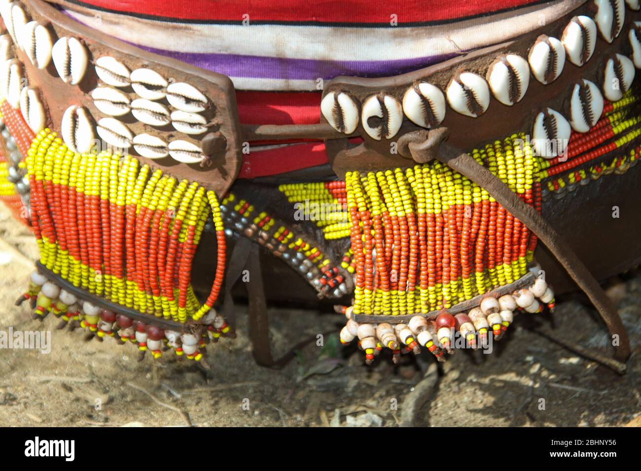 Gros plan sur une ceinture en cuir d'une femme en trois parties de Hamer décorée de perles et de coquillages colorés photographiés dans la vallée de la rivière Omo, en Ethiopie Banque D'Images