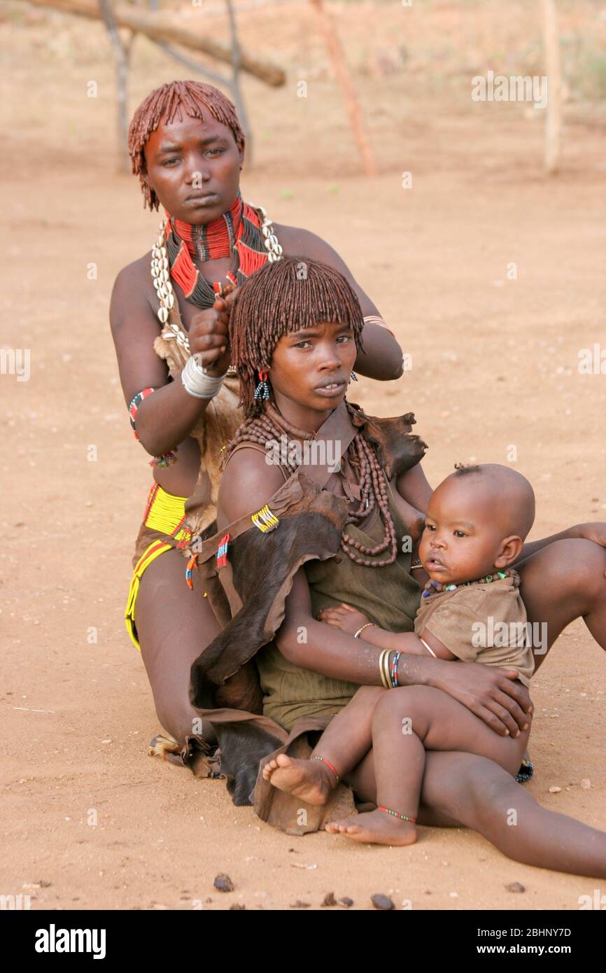 Portrait d'une femme Hamer Tribeswoman. Les cheveux sont recouverts de boue ocre et de graisse animale. Photographié dans la vallée de la rivière Omo, en Ethiopie Banque D'Images