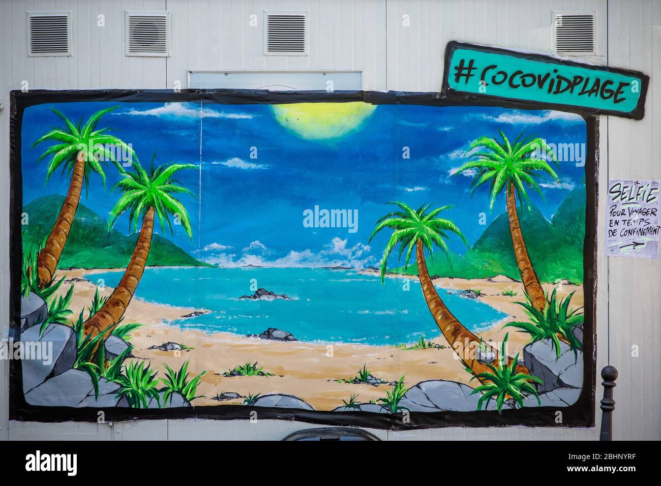 Paris. 26 avril 2020. Une fresque est installée par le peintre français et l'artiste graffiti Katre dans une rue pour permettre aux gens de prendre un selfie devant un paysage de bord de mer à Paris, France, le 26 avril 2020, pendant le maintien pour arrêter la propagation de COVID-19. Crédit: Aurelien Morissard/Xinhua/Alay Live News Banque D'Images