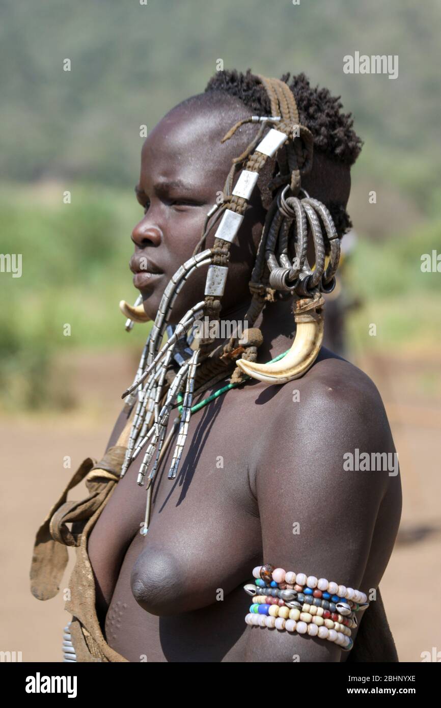 Femme de la tribu de Morsi avec des ornements et un décomposent tribal, vallée de l'Omo, Ethiopie Banque D'Images