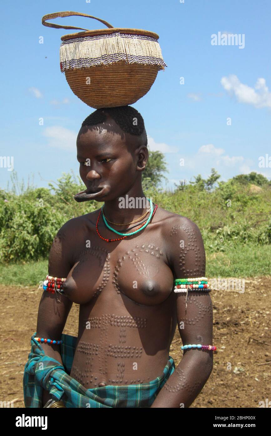 Femme de la tribu Mursi avec une lèvre inférieure allongée pour tenir un disque d'argile comme corps ornemstribe Debub Omo zone, Ethiopie. Proche de la frontière soudanaise. Banque D'Images