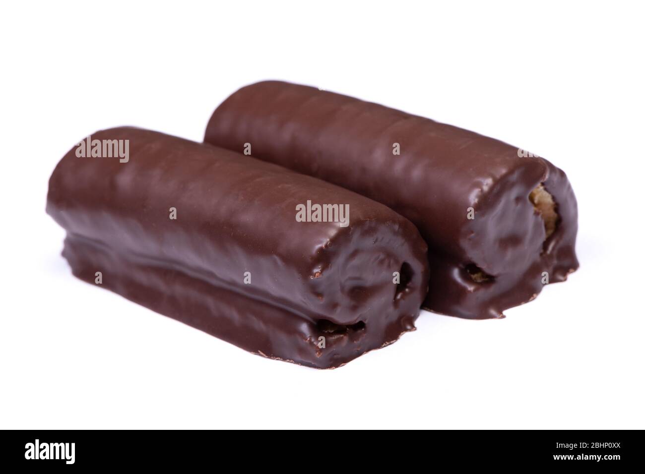 Rouleaux de pâte à pâtisserie au chocolat doux isolés sur fond blanc Banque D'Images