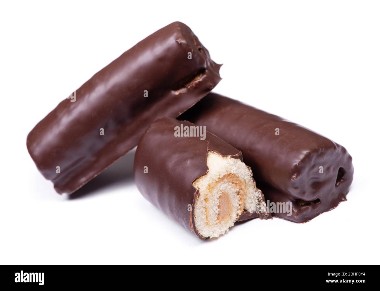 Rouleaux de pâte à pâtisserie au chocolat doux isolés sur fond blanc Banque D'Images