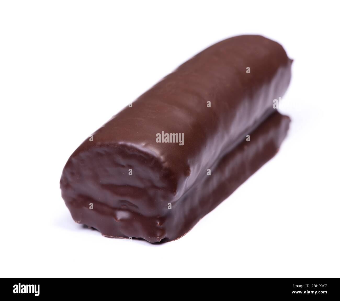 Rouleaux de pâte à pâtisserie au chocolat doux isolés sur fond blanc Banque D'Images