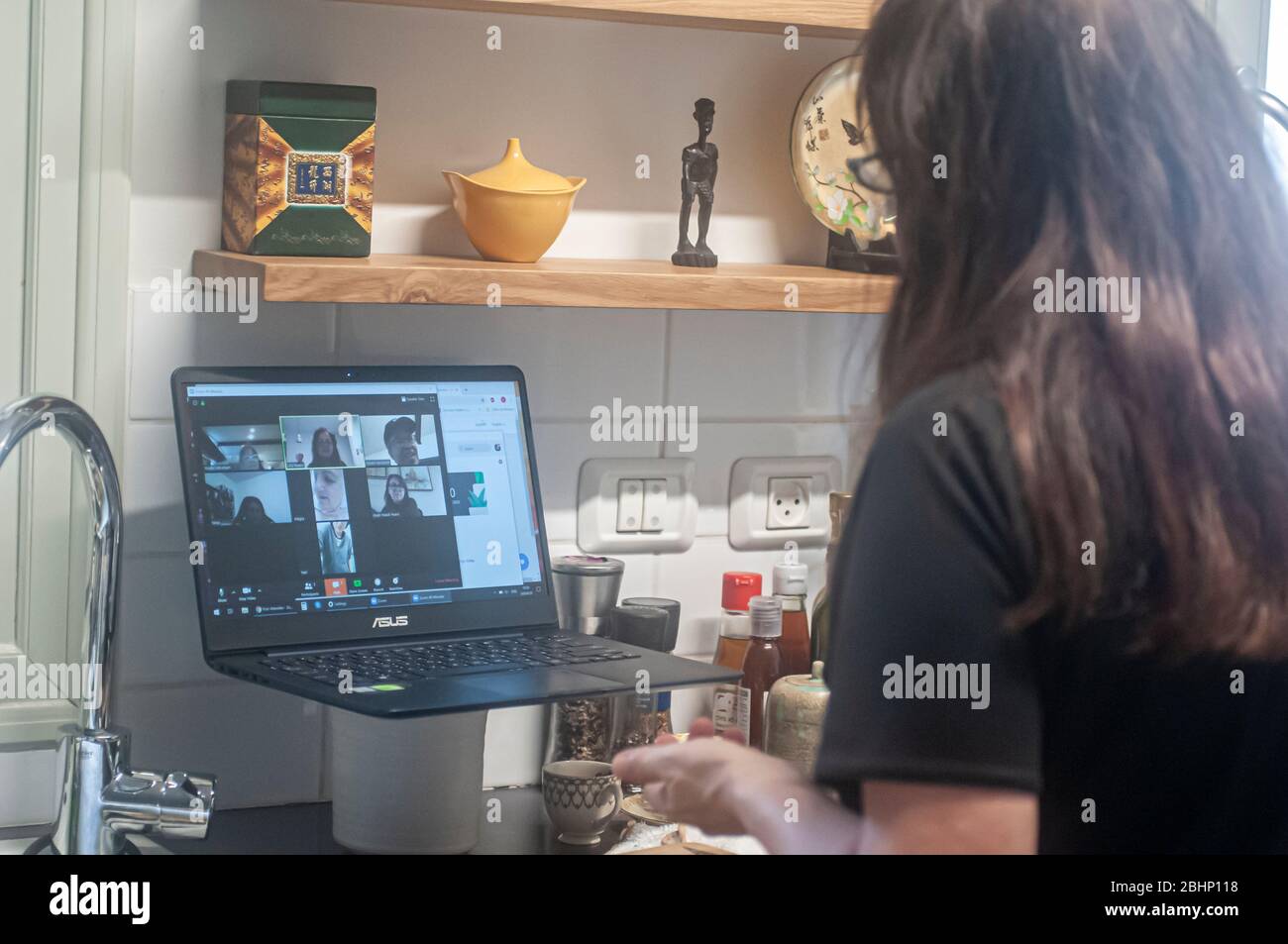 En raison de l'interdiction de voyager et de la distanciation sociale socialisation avec les membres de la famille et les amis est fait via calcule les téléphones et les applications sociales comme zoom Banque D'Images