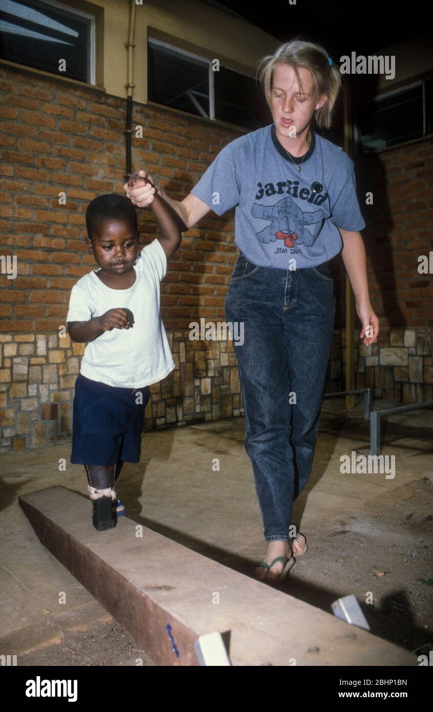 La victime de la mine de terre pour enfants apprend à marcher à l'hôpital de Kigali, au Rwanda Banque D'Images