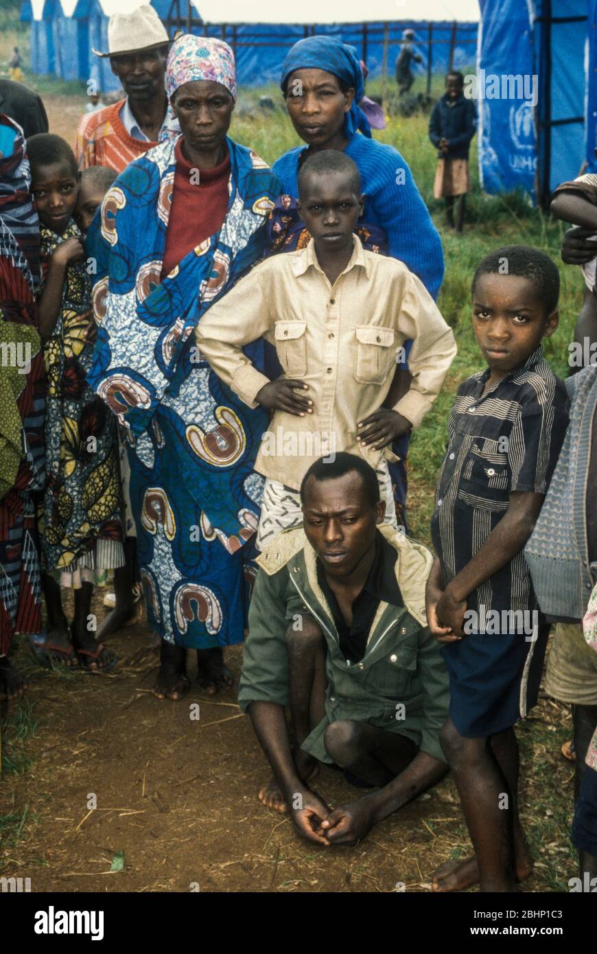 Réfugiés tutsis rwandais fuyant le génocide dans un camp de transit du HCR au Rwanda, en Afrique, en 1995 Banque D'Images