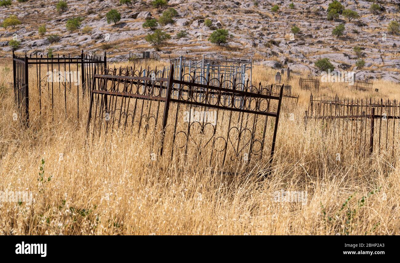 Osh, Kirghizstan - JUne29, 2019: Le cimetière avec des tombes sur la pente d'une colline dans le village d'Osh, Kirghizstan. Banque D'Images