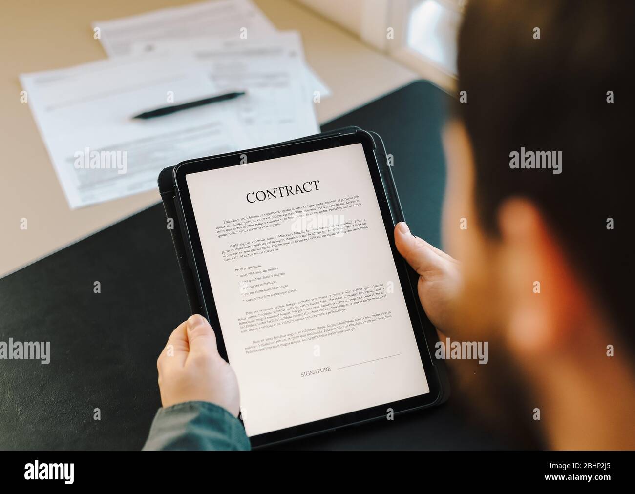 Homme d'affaires montrant le modèle de contrat sur la tablette. Banque D'Images