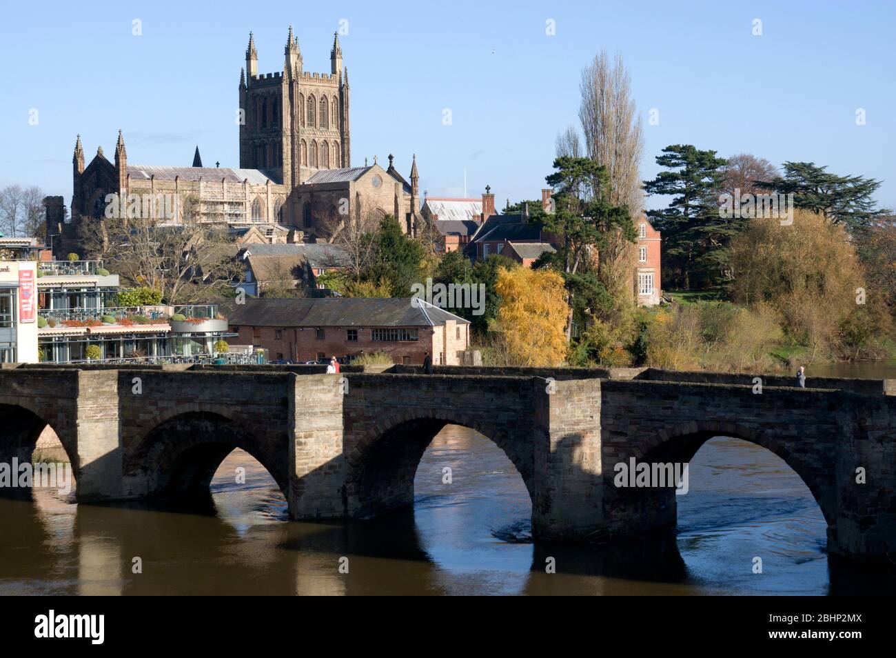 Rivière Wye, Pont Ancien De Hereford Et Cathédrale, Hereford, Herefordshire. Banque D'Images