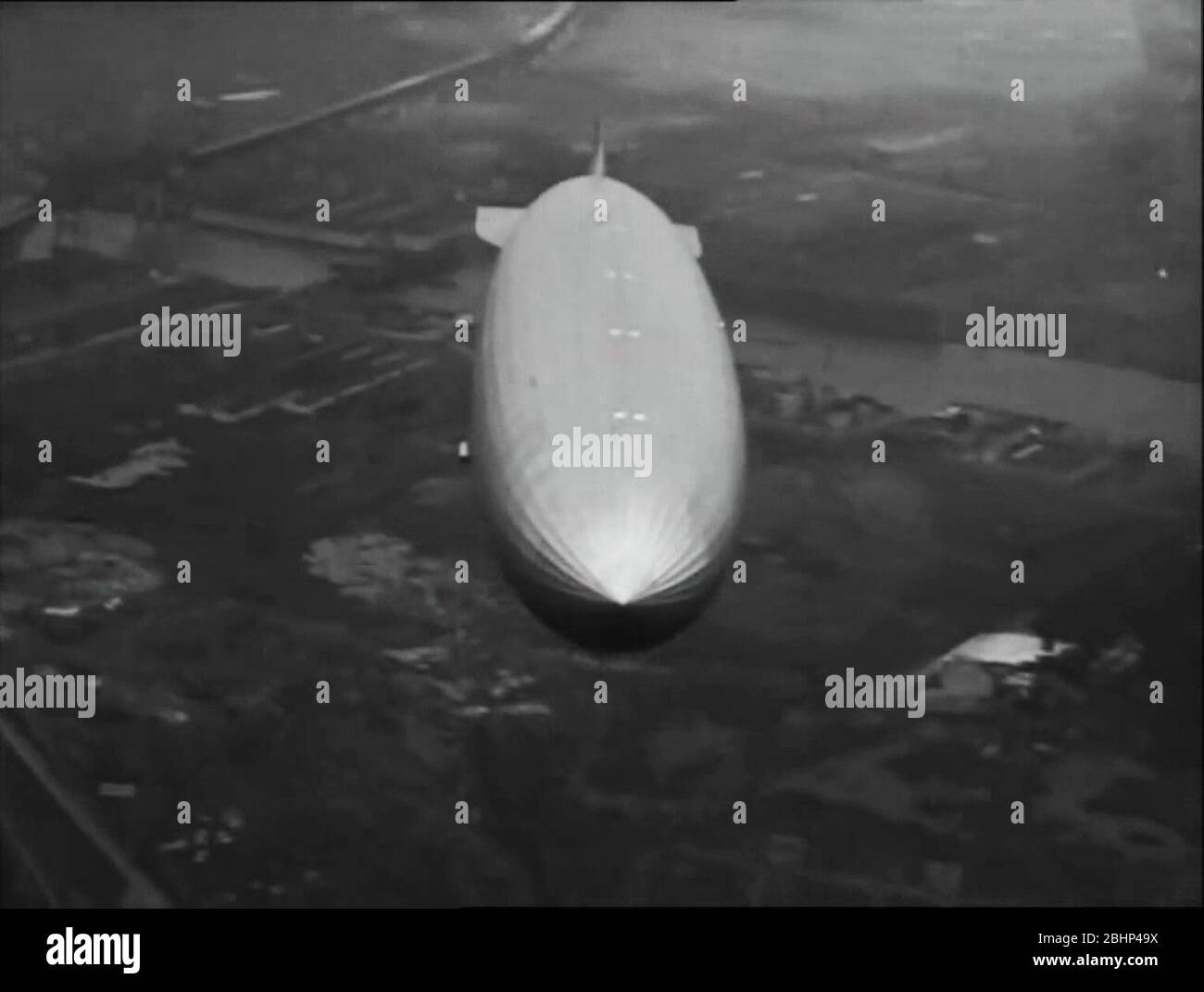 Le navire aérien allemand Zeppelin - le Hindenburg en vol. photographie des années 1930 Banque D'Images