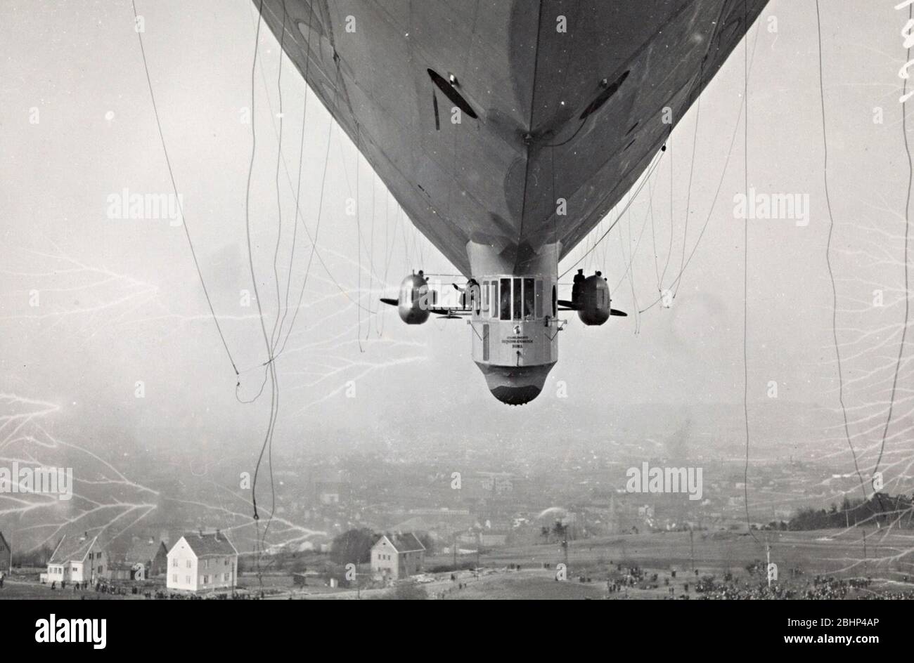 Le navire aérien allemand Zeppelin - le Hindenburg en vol. photographie des années 1930 Banque D'Images