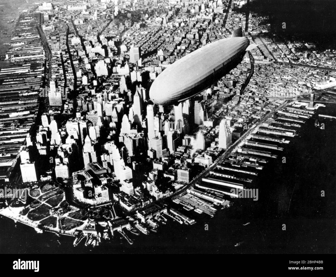 Le navire aérien allemand Zeppelin - le Hindenburg en vol. photographie des années 1930 Banque D'Images
