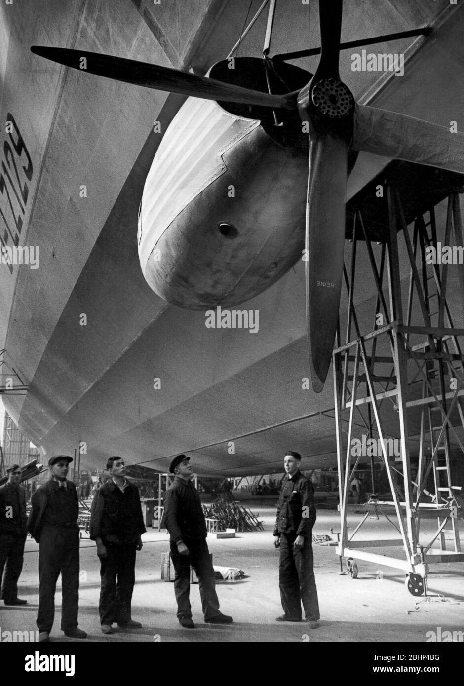 Le navire aérien allemand Zeppelin - le Hindenburg en vol. photographie des années 1930 Banque D'Images