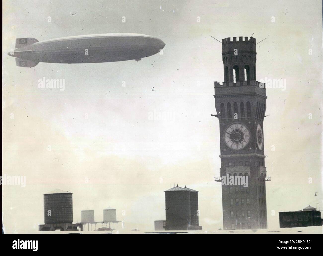 Le navire aérien allemand Zeppelin - le Hindenburg en vol. photographie des années 1930 Banque D'Images