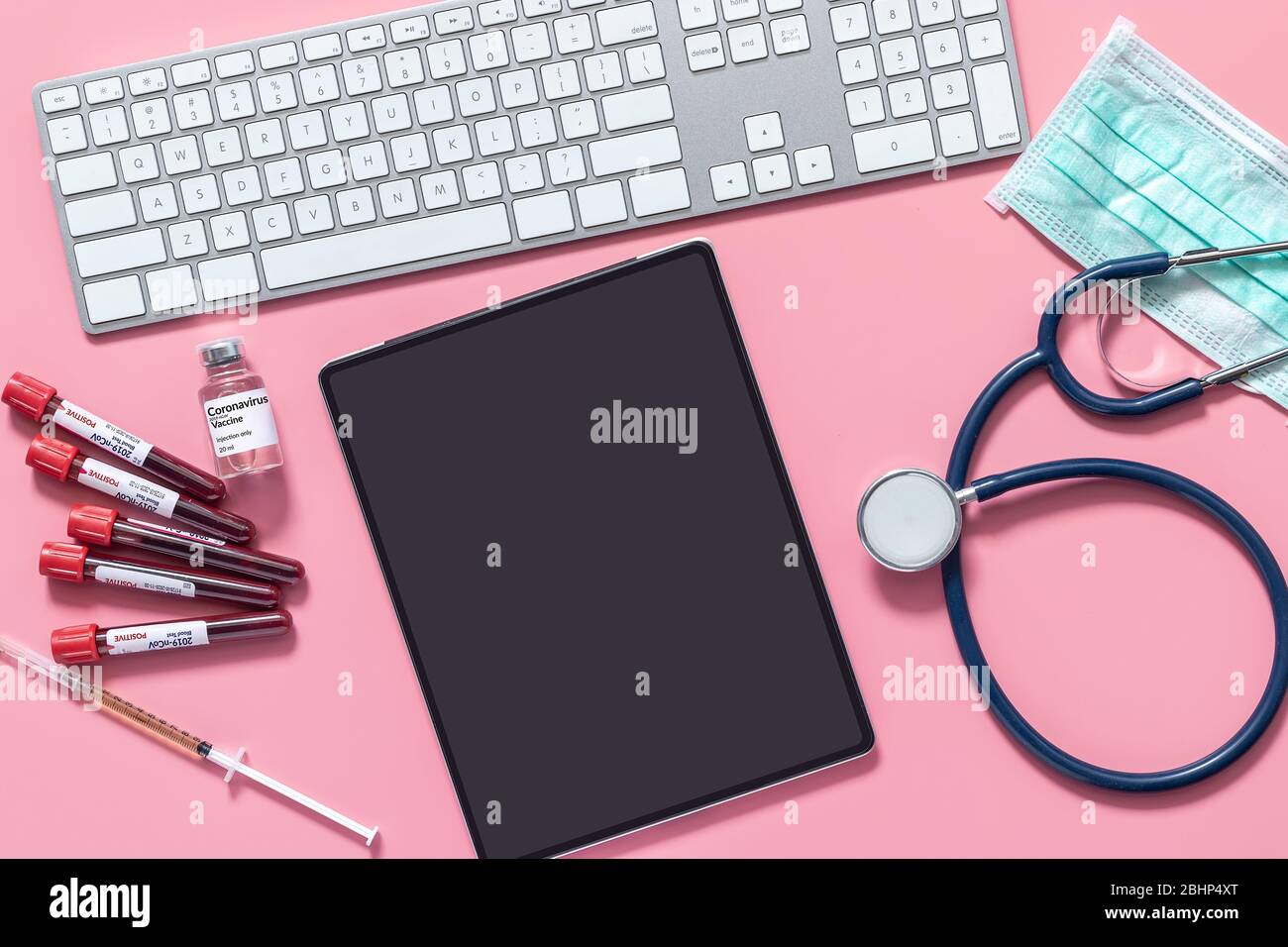 Échantillon de sang de coronavirus dans le tube à essai pour analyse covid-19 avec des résultats positifs. Laboratoire d'analyse pour l'essai et inventer un médicament antiviral et vac Banque D'Images