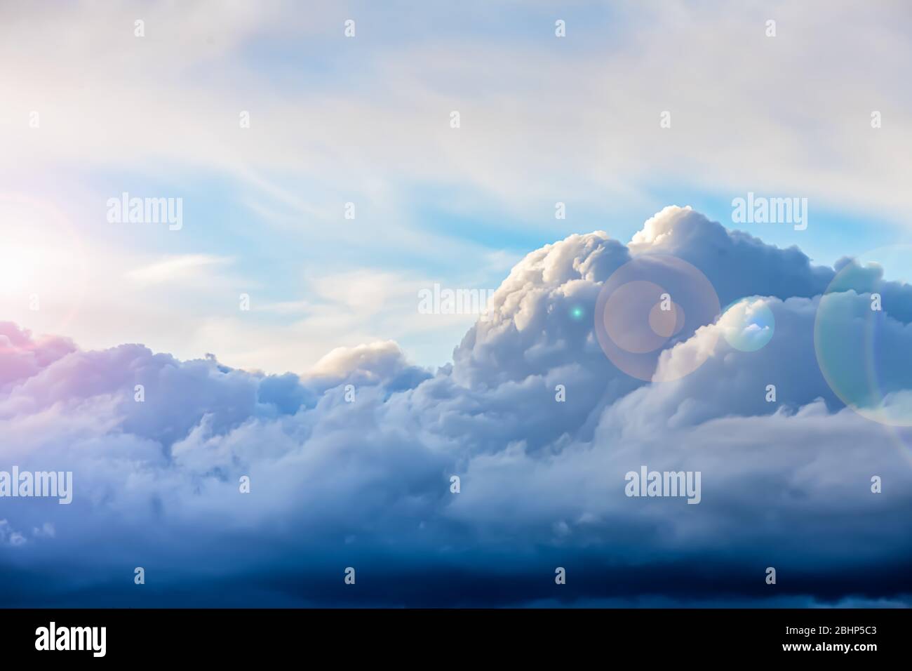 magnifiques nuages de cumulus au coucher du soleil, lever du soleil. un arrière-plan fabuleux avec espace de copie Banque D'Images