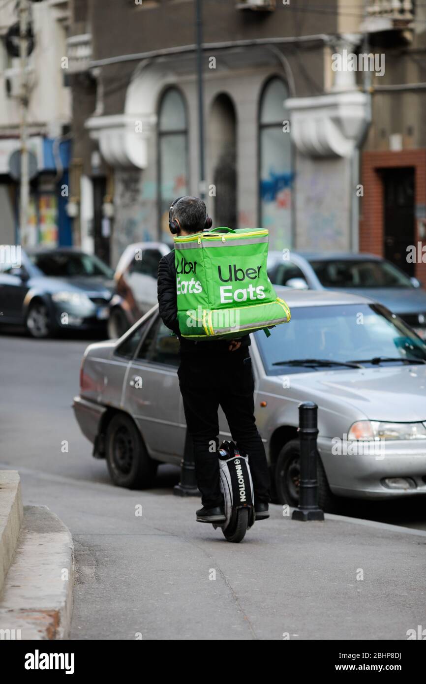 Bucarest, Roumanie - 22 avril 2020: Uber mange l'homme de livraison sur le talon de monowheel à Bucarest pendant le verrouillage covid-19. Banque D'Images