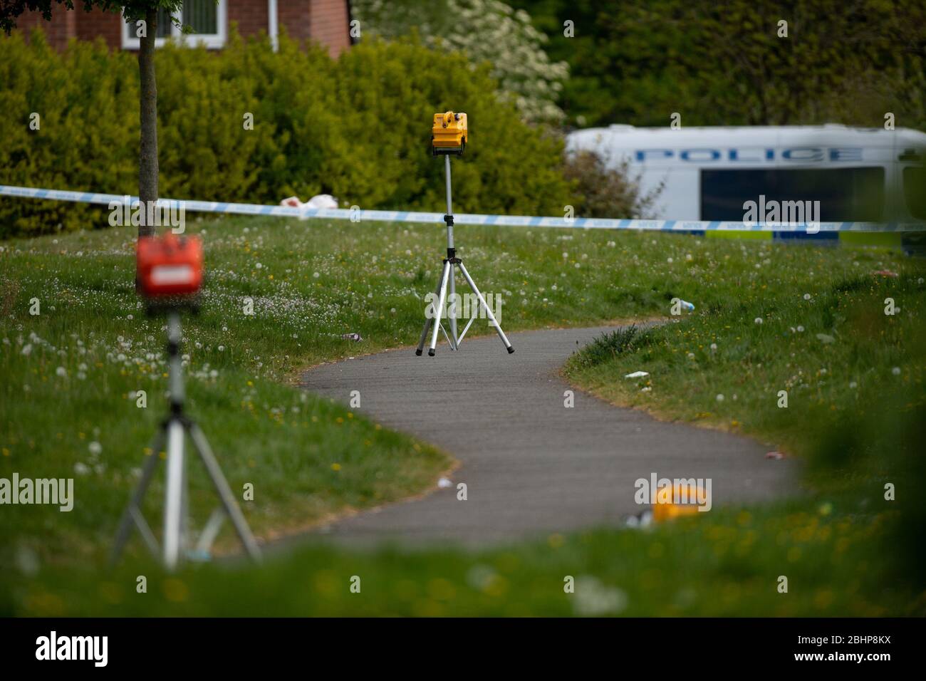 La scène près du centre commercial West Cross, Smethwick, Staffordshire, où un homme de 20 ans est mort après avoir été poignardé dimanche. Banque D'Images