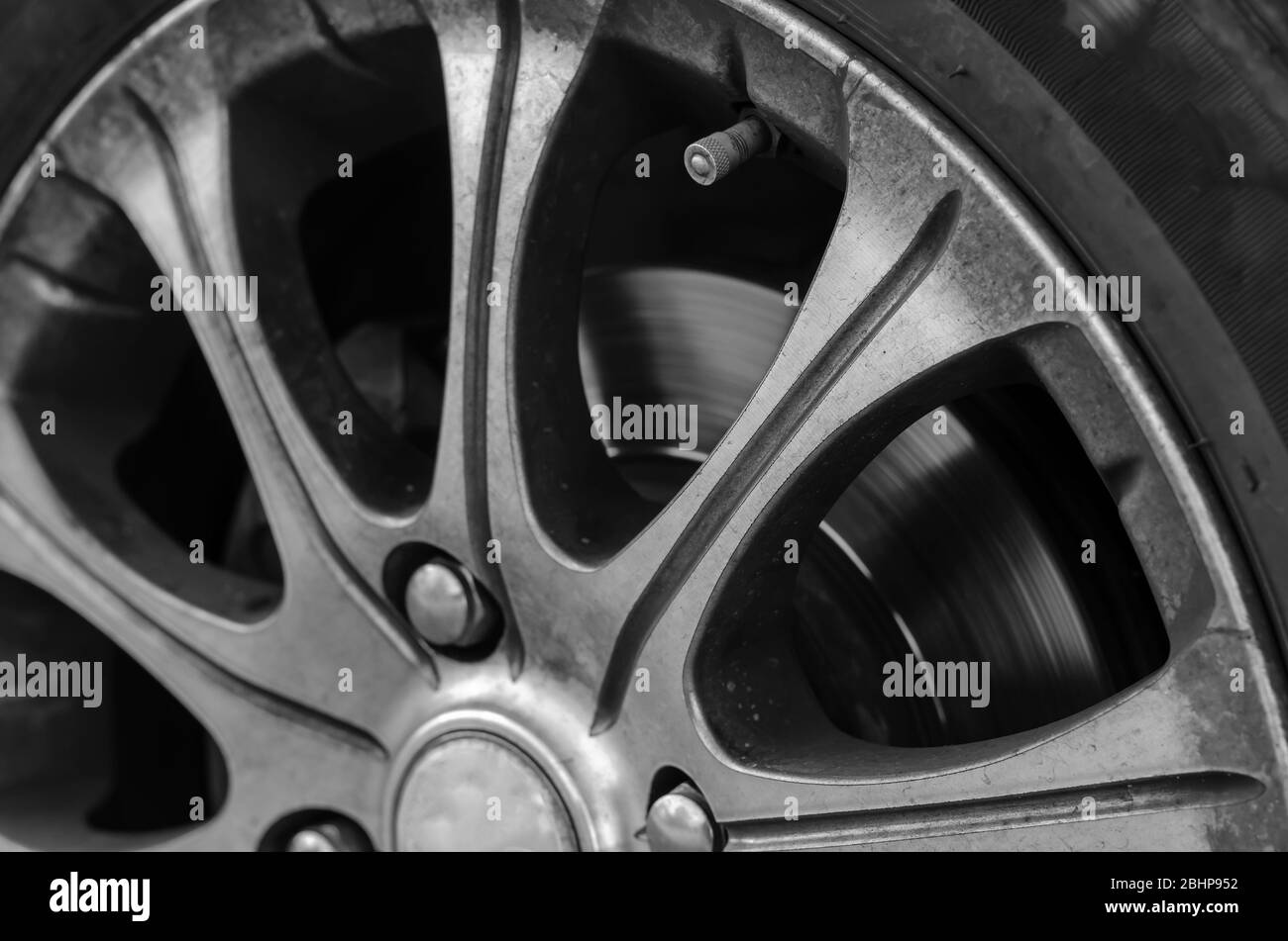 Roue en alliage avec saleté et huile. Gros plan d'une roue recouverte de poussière et de saleté. Retour après voyage en voiture. Positif et aventure. Séle Banque D'Images