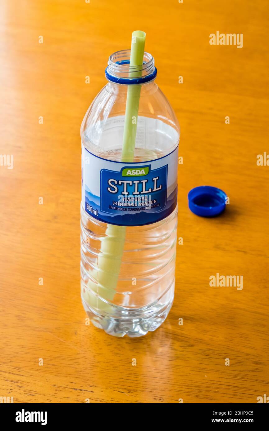 Paille en plastique dans une bouteille en plastique. Concept de déchets plastiques. Banque D'Images