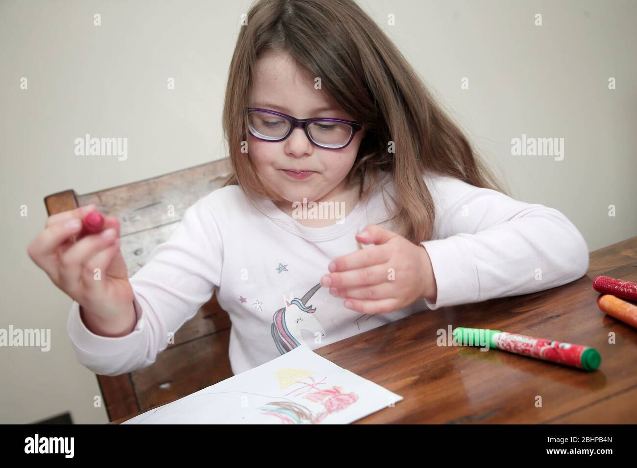 Une fille de quatre ans étant scolarisée à la maison Banque D'Images